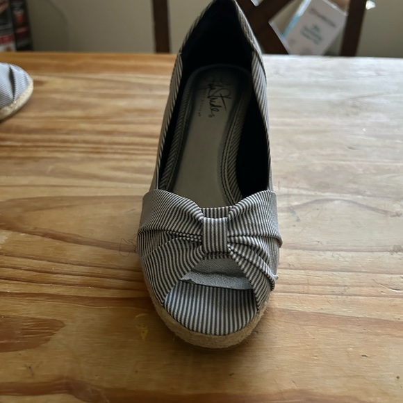 Slightly used blue and white fabric sandal - Picture 4 of 7